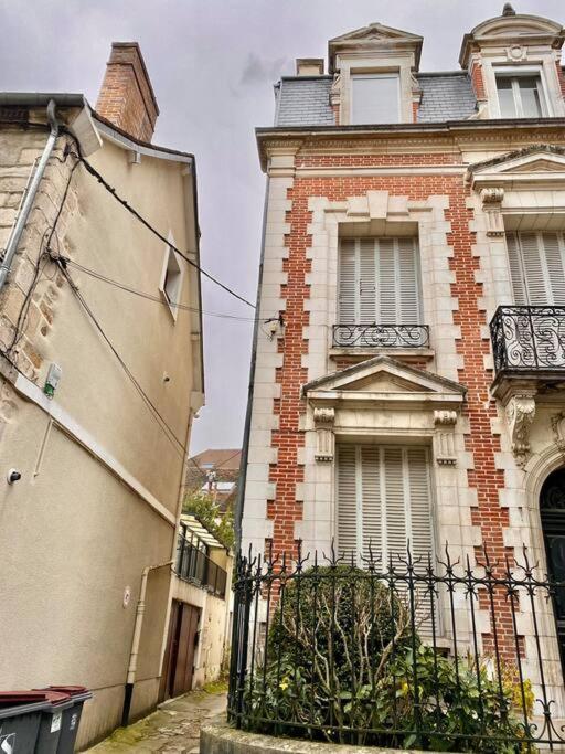 Le Beau-repaire De *